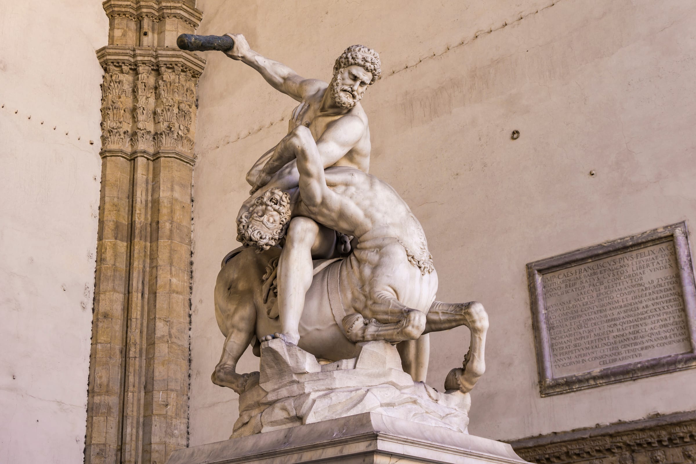 Escultura de mármore de Hércules enfrentando um centauro